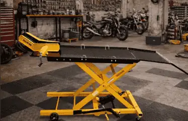 Elevador de moto amarelo montado em uma oficina